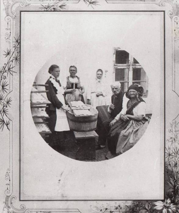 Nejstarší fotografie z výroby tvarůžků je doložena před rokem 1886 v...