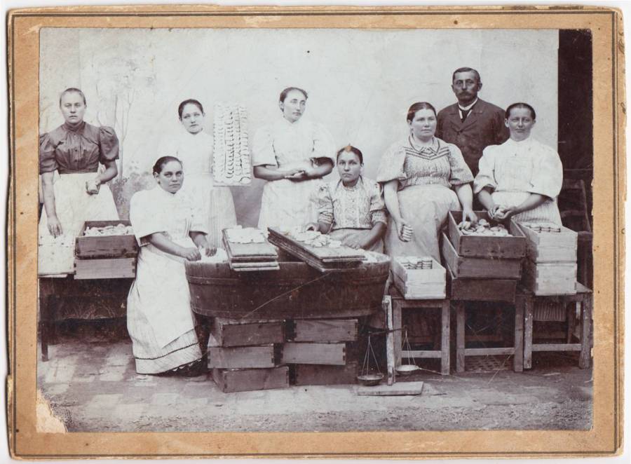 Těsně před rokem 1900 vznikla první fotografie z výroby tvarůžků v...